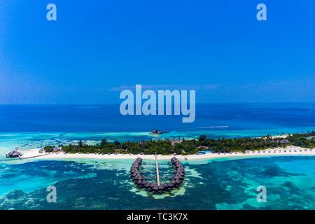 Drone abattu, Meeru Island Resort avec bungalows sur l'eau, le lagon des Maldives Olhuveli island, South-Male-Atoll, Maldives Banque D'Images