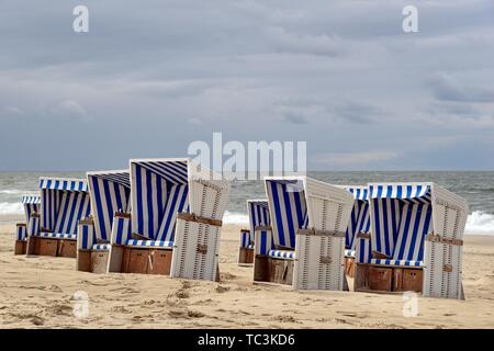 Chaises de plage vide sur la plage de sable, hors-saison, Kampen, Sylt, au nord de l'archipel Frison, Frise du Nord, Schleswig-Holstein, Allemagne Banque D'Images