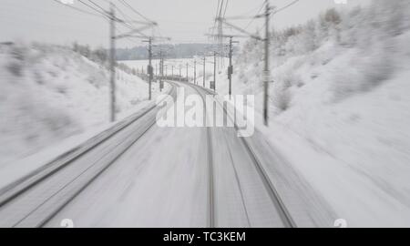 Les pistes enneigées, Westbahn ligne près de Tullnerfeld, Basse Autriche, Autriche Banque D'Images