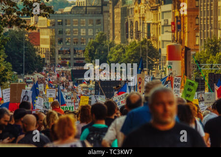 Prague, 4 de juin de 2019 - Protestation contre Andrej Babis sur la Place Wenceslas Banque D'Images