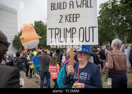 Un manifestant est titulaire d'une plaque contre la politique étrangère de l'atout lors de la manifestation anti-Trump le deuxième jour de la visite d'État du président américain à l'UK. Banque D'Images