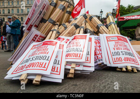 Des tas de pancartes à Trafalgar Square en préparation de la manifestation contre la visite d'état de Donald Trump Banque D'Images