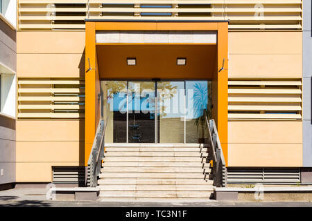 L'entrée moderne de l'Institut de géodésie et de Géophysique de l'Académie hongroise des Sciences à Sopron, Hongrie Banque D'Images