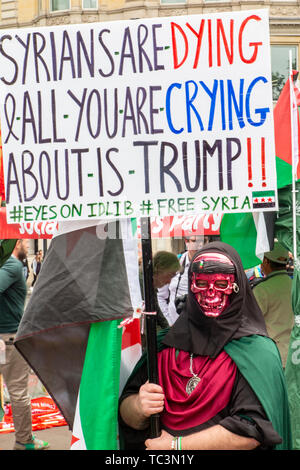 Un manifestants attire l'attention sur les troubles de Syrie, à Trafalgar Square lors des manifestations contre la visite d'état de Donald Trump Banque D'Images