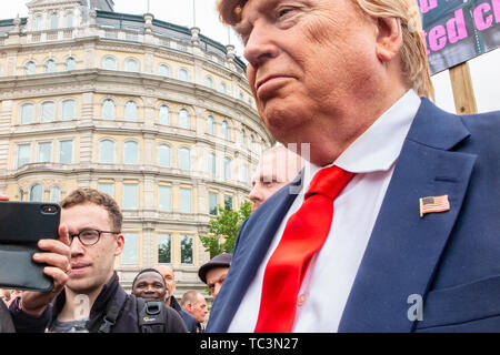 Une imitatrice de Donald Trump, promenades dans les rues de Londres avec les manifestants à Trafalgar Square qui manifestent contre la visite d'état de Donald Trump Banque D'Images