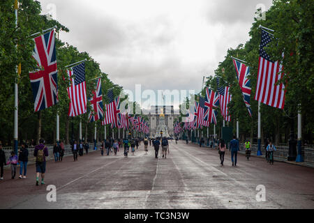 Les gens profiter de la vue de l'Union et des drapeaux américains sur le Mall, avec le palais de Buckingham dans la distance - célébrer la visite de Donald Trump en juin 2019 Banque D'Images