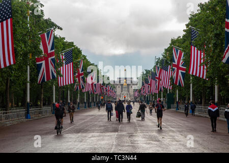 Les gens profiter de la vue de l'Union et des drapeaux américains sur le Mall, avec le palais de Buckingham dans la distance - célébrer la visite de Donald Trump en juin 2019 Banque D'Images
