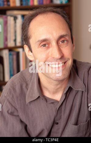 Close-up of Centre for Language and Speech Processing le professeur Jason Eisner, face à la caméra et souriant, à l'Université Johns Hopkins University, Baltimore, Maryland, le 11 juillet 2005. À partir de la collection photographique de Homewood. () Banque D'Images