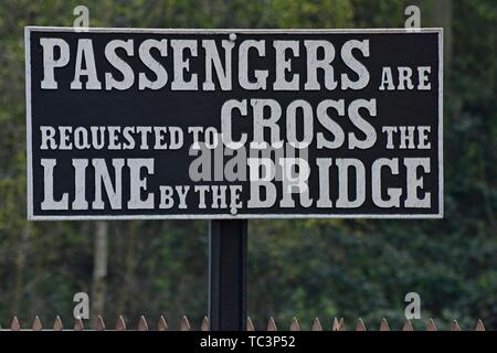 Avis d'avertissement à Bridgnorth passagers station sur la Severn Valley Railway Banque D'Images