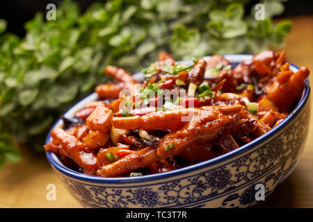 Une cuisine traditionnelle, de prune légumes secs, poulet griffes. Banque D'Images