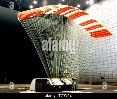 Test de l'ingénieur de la NASA Pioneer Aerospace Parafoil dans la plus grande soufflerie à l'Ames Research Center de la NASA, Mountain View, Californie, le 10 avril 1990. Droit avec la permission de la National Aeronautics and Space Administration (NASA). () Banque D'Images