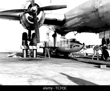 Les ingénieurs de la NASA charger un Bell Aircraft Corporation X-1E avion en le Boeing B-29 mothership, 1955. Droit avec la permission de la National Aeronautics and Space Administration (NASA). () Banque D'Images