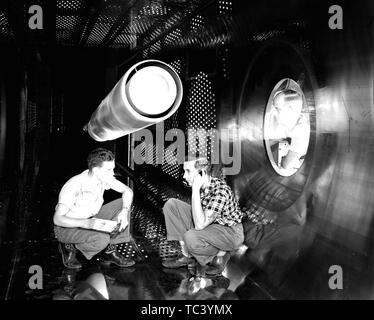 Les ingénieurs de la NASA dans la soufflerie supersonique à Test-Section Lewis Flight Propulsion Laboratory, Cleveland, Ohio, 1957. Droit avec la permission de la National Aeronautics and Space Administration (NASA). () Banque D'Images