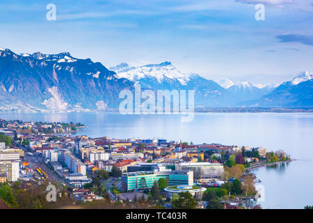 Panorama de la ville de Montreux, le lac de Genève et les incroyables montagnes en Suisse Banque D'Images