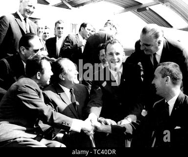 Le cosmonaute soviétique Youri Gagarine se serrer la main avec la NASA's astronautes de Gemini 4, Edward H. White II et James A. McDivitt au Bourget, le 19 juin 1965. Droit avec la permission de la National Aeronautics and Space Administration (NASA). () Banque D'Images