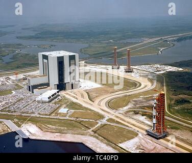 Vue aérienne de la Saturn V d'Apollo accessible véhicule d'essai roulant hors de l'Édifice de l'Assemblée du véhicule (VAB) et la position de lancer 39Complexe A au Centre spatial Kennedy, Merritt Island, Florida, 1970. Droit avec la permission de la National Aeronautics and Space Administration (NASA). () Banque D'Images