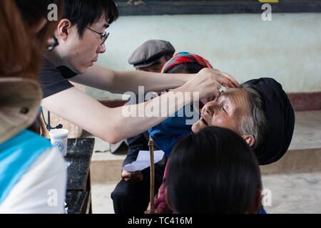 Les médecins de la ville entrez Miaozhai Banque D'Images