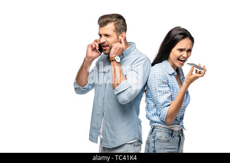 L'homme et la jeune femme ayant mauvais signal tout en parlant sur les smartphones isolated on white Banque D'Images