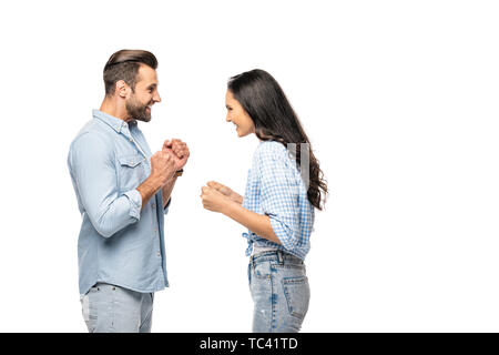 Heureux l'homme et la jeune femme avec ses poings fermés Isolated On White Banque D'Images