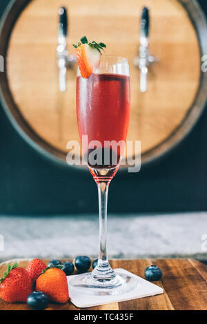 Close up d'un cocktail à la mode fantaisie colorée garnie de fruits frais, de retour d'un éclairage naturel de boire, n'est pas mise au point flou,composition créative , apéritif Banque D'Images