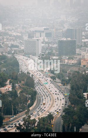 Cityscape view de l'autoroute 101 à partir de l'Hollywood Bowl surplombent sur Mulholland Drive, à Los Angeles, Californie Banque D'Images