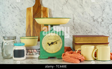 Balance de cuisine vintage, décor de style ferme et ustensiles avec fleurs de gypsophile contre un arrière-plan en marbre blanc. Banque D'Images