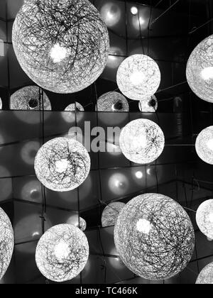 Un très artistique ensemble de lustres, sphérique, noir et blanc. Banque D'Images