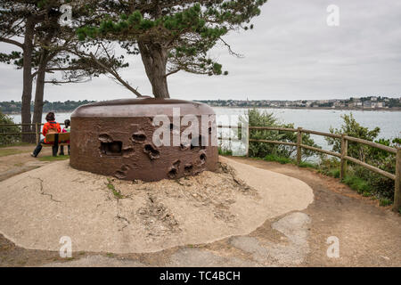 World War 2 metal bunker avec de nombreux dommages causés par les attaques, La Cité d'Alet (ou Aleth), Saint Malo, Bretagne, France Banque D'Images