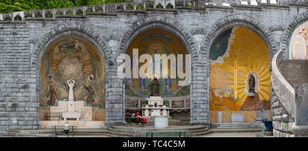 La sculpture de la Sainte Vierge Marie à l'extérieur de la basilique du Rosaire de Lourdes, en France Banque D'Images