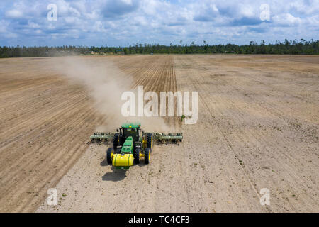 Chipola Park, Floride - un agriculteur prépare un champ de la Floride à la plantation d'arachides. Banque D'Images