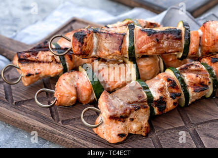 Kebab saumon et courgettes Banque D'Images