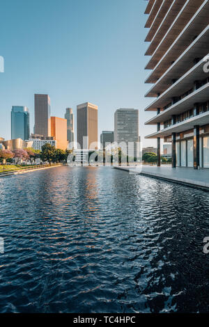 Le centre-ville de Los Angeles skyline, avec le miroir d'eau au Ministère de l'eau et l'électricité, à Los Angeles, Californie Banque D'Images