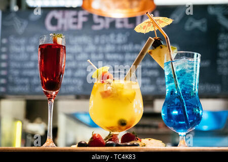 Close up d'un cocktail à la mode fantaisie colorée garnie de fruits frais, de retour d'un éclairage naturel de boire, n'est pas mise au point flou,composition créative , apéritif Banque D'Images