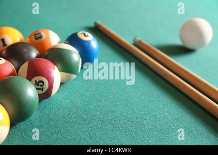 Boules de billard avec cues sur table Banque D'Images