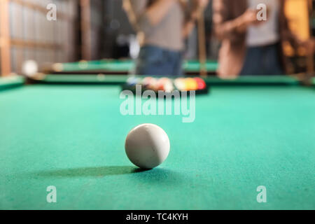 Boule de billard sur la table en club Banque D'Images