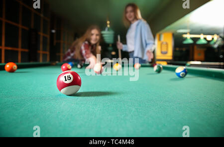 Les jeunes femmes jouant au billard club Banque D'Images