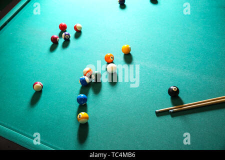 Boules de billard avec des repères visuels sur le tableau au club Banque D'Images