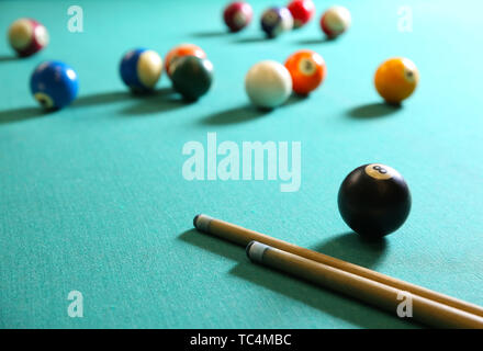 Boules de billard avec des repères visuels sur le tableau au club Banque D'Images