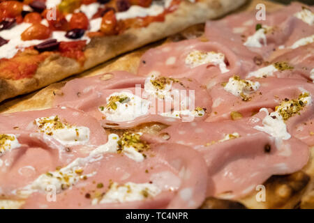 Des pizzas de style romain en haut idration , pala , vendre par la tranche dans une pizzeria gastronomique à Rome , mortadelle jambon, fromage burrata, Pistache, huile d'olive, il Banque D'Images