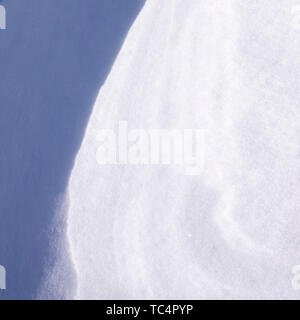 Surface de la neige d'hiver avec des modèles créés par le vent et d'autres phénomènes naturels Banque D'Images
