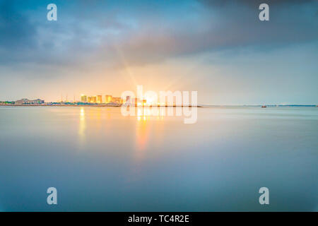 Soir sur la mer sur l'autre côté de la baie de Jinsha, Zhanjiang City Banque D'Images