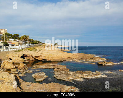 Vue aérienne de Las Rotas plage rocheuse à Denia, Espagne au coucher du soleil Banque D'Images