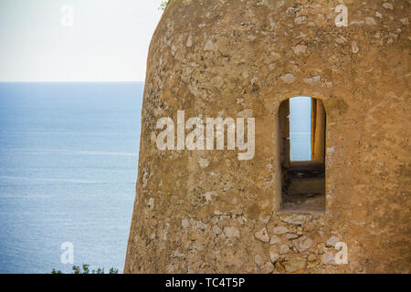 Torre del Gerro tour. Ancienne tour de guet du 16ème siècle au sommet d'une falaise, à Denia, Espagne Banque D'Images