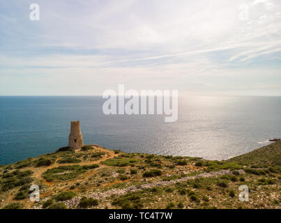 Torre del Gerro tour. Ancienne tour de guet du 16ème siècle au sommet d'une falaise, à Denia, Espagne Banque D'Images