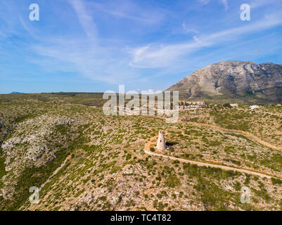 Torre del Gerro tour. Ancienne tour de guet du 16ème siècle au sommet d'une falaise, à Denia, Espagne. La montagne Montgo est dans l'arrière-plan Banque D'Images