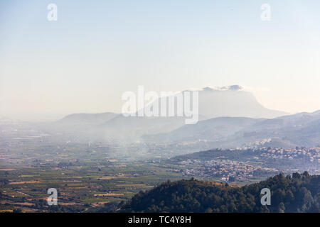 Vue panoramique sur la montagne Montgó et vallée Rectoria de Marina Alta, Alicante, Espagne. Voir à partir de la Vall de Laguar ville. Banque D'Images
