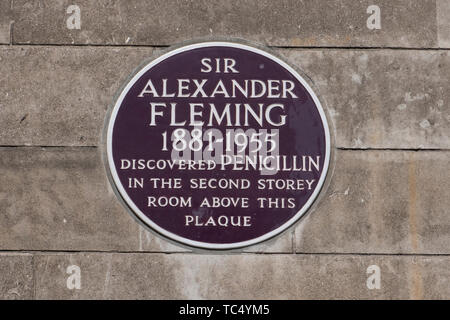 Plaque commémorant la découverte de la pénicilline par Fleming Sir Alexnader sur le bâtiment de l'hôpital St Mary à Paddington, où il a travaillé. Banque D'Images