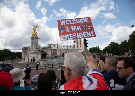 Le premier jour de la visite d'Etat par le président américain, Donald Trump, les gens viennent voir son arrivée au palais de Buckingham y compris ces partisans d'atout le 3 juin 2019 à Londres, Royaume-Uni. Banque D'Images