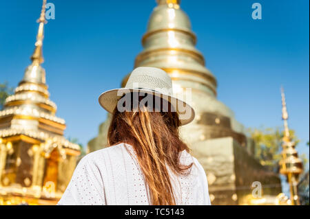 Les touristes apprécient la beauté incroyable du temple Wat Phra Sing à Chiang Mai, Thaïlande. Banque D'Images