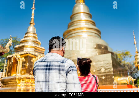 Les touristes apprécient la beauté incroyable du temple Wat Phra Sing à Chiang Mai, Thaïlande. Banque D'Images